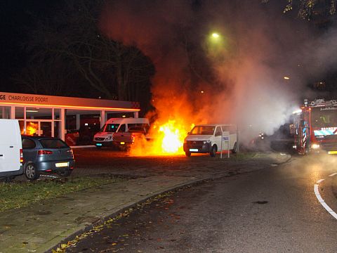Twee taxibusjes in brand