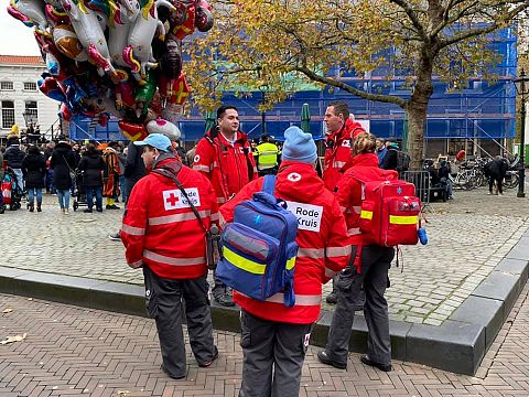 Rode Kruisvrijwilligers assisteren de Sint