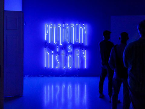 Musea kopen samen neonkunstwerk Yael Bartana