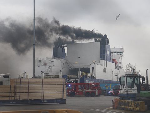 Rook uit schip in Vulcaanhaven