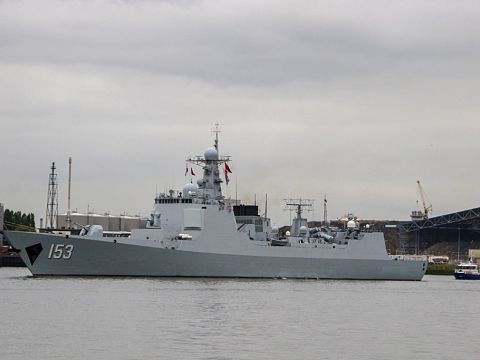 Chinees schip voor lancering raketten passeert Schiedam