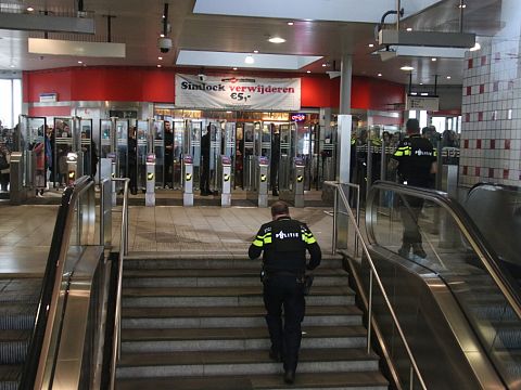 Politie-actie op metrostation Marconiplein