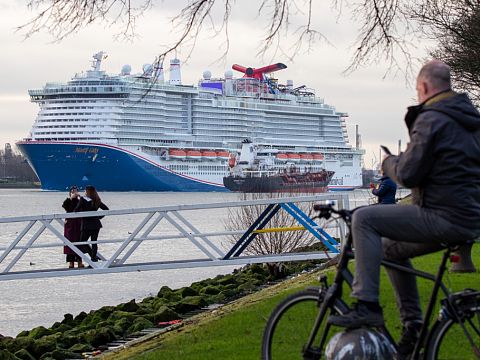 Gloednieuw cruiseschip passeert Schiedam