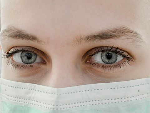 Patiënt met coronaklachten krijgt mondkapje in ziekenhuis