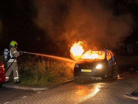 Auto brandt uit in Loeffstraat