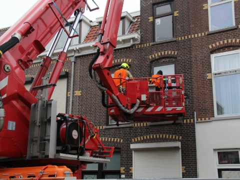 Met de brandweer op onderzoek naar wietplantage