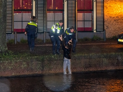 Politie haalt vrouw uit Korte Haven
