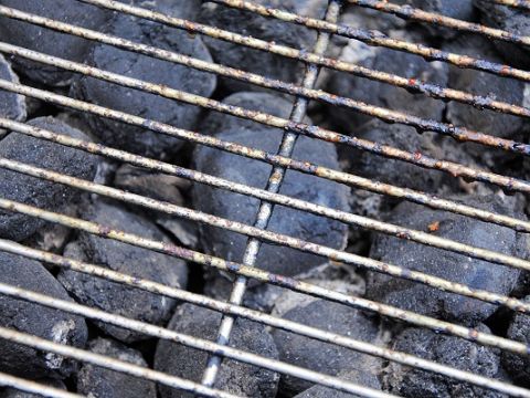 Tip voor de barbecueër: het rooster schoonmaken met oude krant