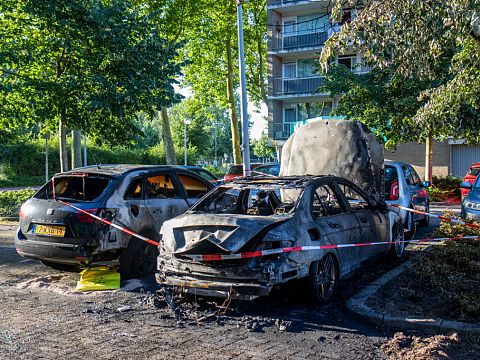 Twee auto's uitgebrand aan Van Raalteplein