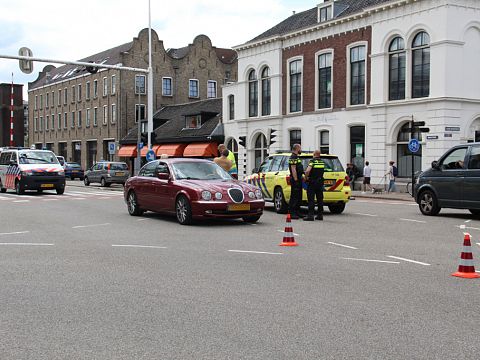 Fietsster naar ziekenhuis na botsing Oranjestraat