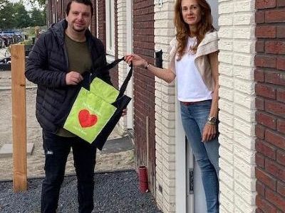 Winkeliers Nolenslaan delen tassen uit aan nieuwe bewoners Hargapark