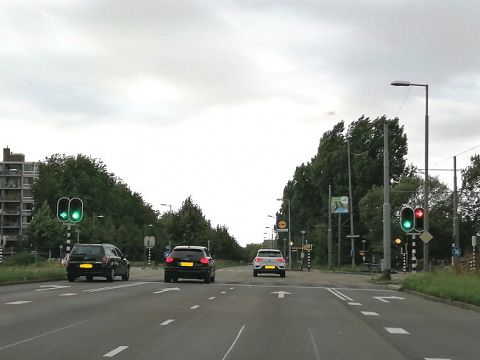Slechts drie à vier auto's per groen licht op Churchillweg