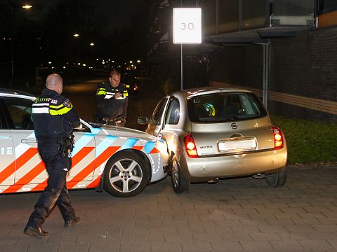 Politie rijdt auto klem