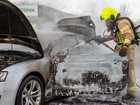 Auto brandt uit tijdens rijden