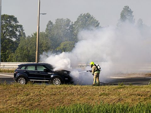 Auto in brand op oprit A4