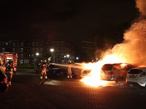 Drie auto's verwoest na felle brand