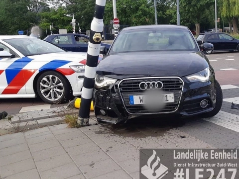 Automobilist crasht voor politiebureau Schiedam na achtervolging