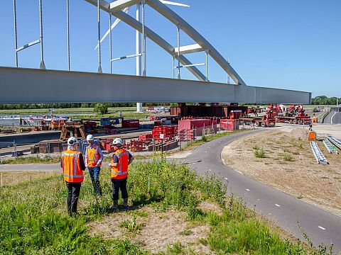 Mammoet plaatst 4100 ton zware brug in omgelegde Havenspoorlijn