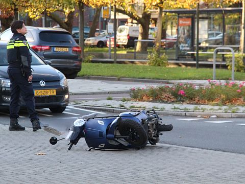 Scooterrijder naar ziekenhuis na aanrijding