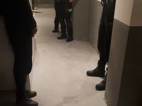 Politie grijpt in bij hangjongeren in kelderruimte