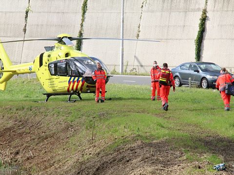 Traumahelikopter landt naast afrit A20