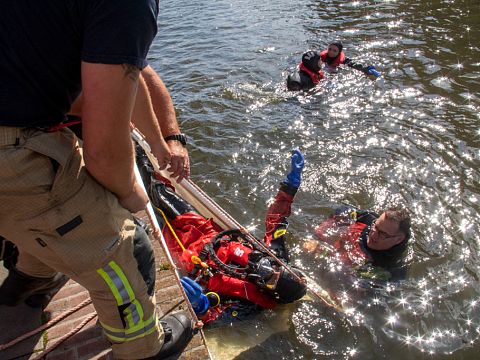 Brandweerman redt eigen dochters uit het water