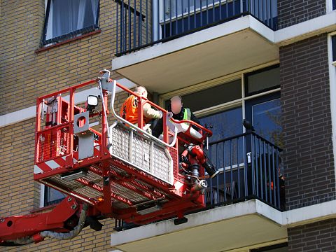 Brandweer bevrijdt man van balkon