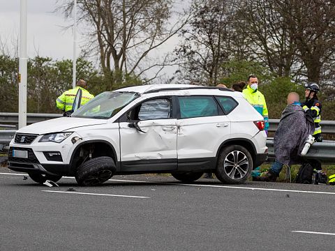 Veel schade bij ongeval auto en vrachtwagen op A4