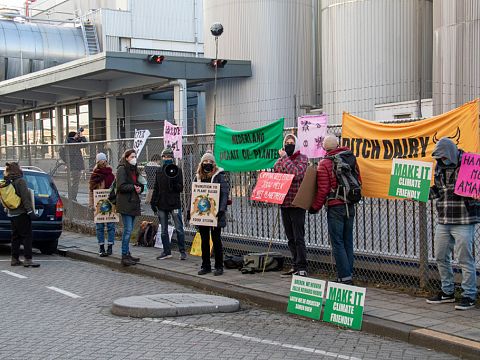 Fabriek Friesland Campina bezet door activisten