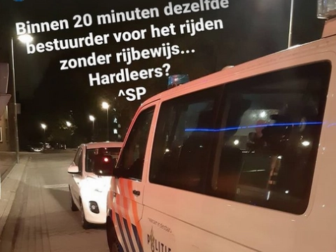Hardleerse automobilist loopt tegen de lamp