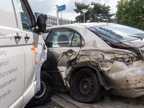 Bizar ongeval met drie auto's en busje op Van Deventerstraat