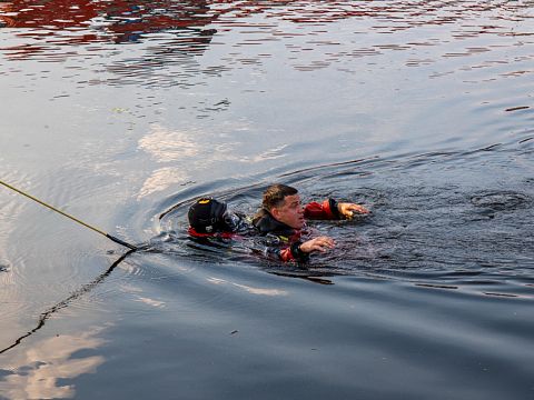 In het water gefietste pop gered bij duikoefening brandweer