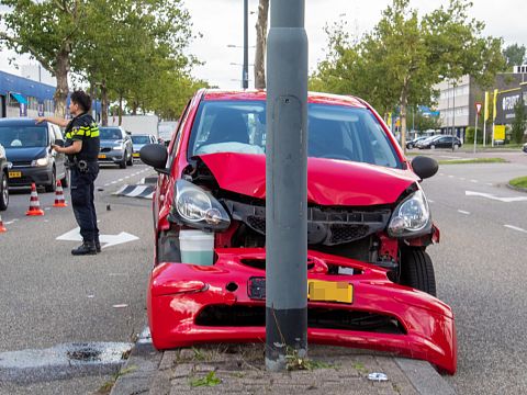 Auto zwaar beschadigd na eenzijdig ongeval