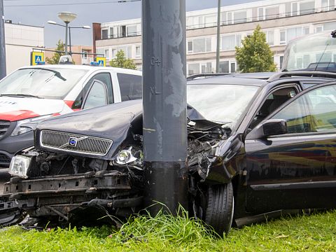 Auto knalt tegen paal na eenzijdig ongeval bij Nieuwlandplein