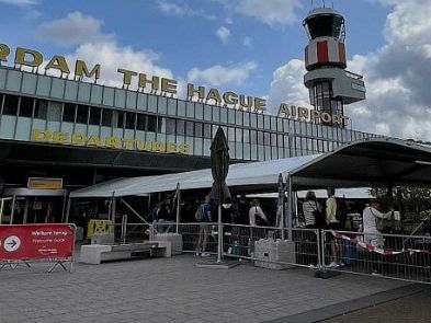 Grote witte tenten op vliegveld Rotterdam