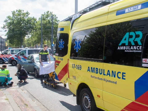 Voetganger geschept door auto aan 's-Gravelandseweg