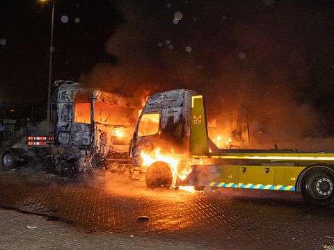 Vrachtwagen en takelwagen uitgebrand