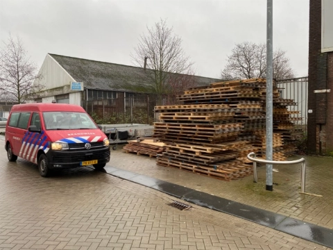 'Geen pallets open en bloot langs de weg leggen'