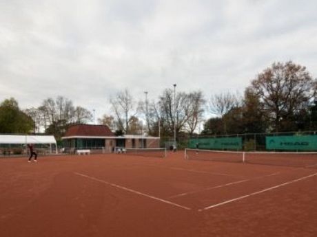 Nooit gerenoveerde tennisbanen nu aangepakt