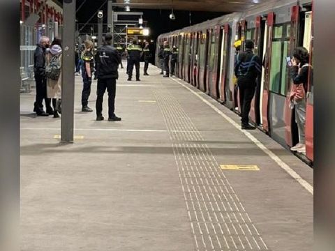 Politie haalt groep jongeren uit metro - drie arrestaties