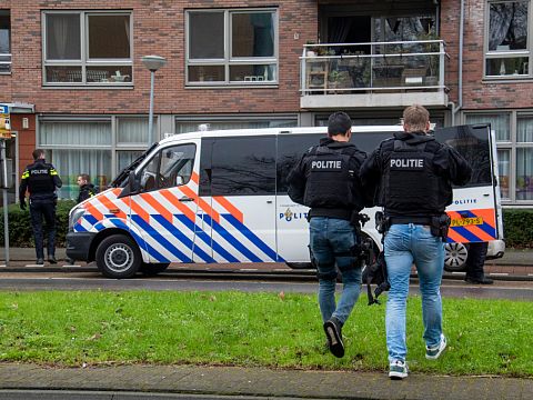 Team Parate Eenheid doet inval in woning Nieuwe Damlaan