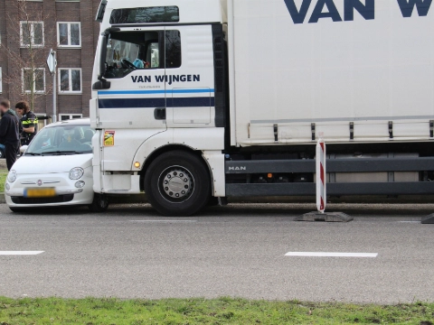 Vrachtwagen schept auto