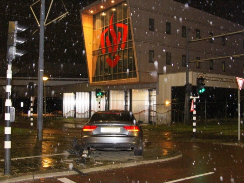 Politiewagen rijdt auto aan
