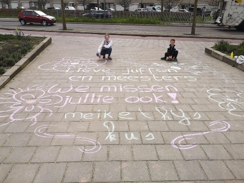 Scholen dicht, scholen open; beeld diffuus