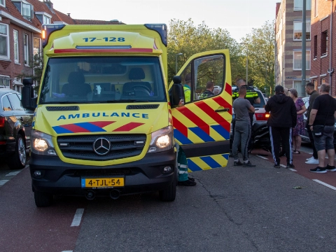 Scooterrijder knalt op stilstaande auto