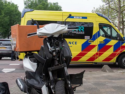 Scooterrijder gewond bij aanrijding 's-Gravelandseweg