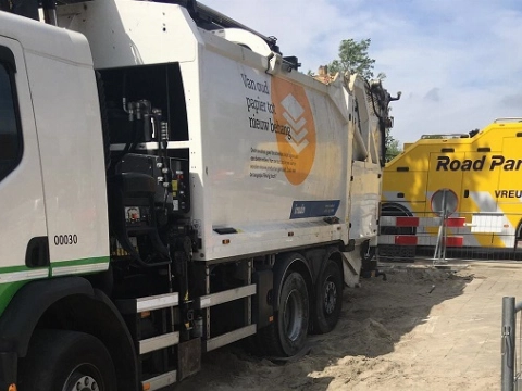 Vuilniswagen rijdt zich vast in Nieuwland