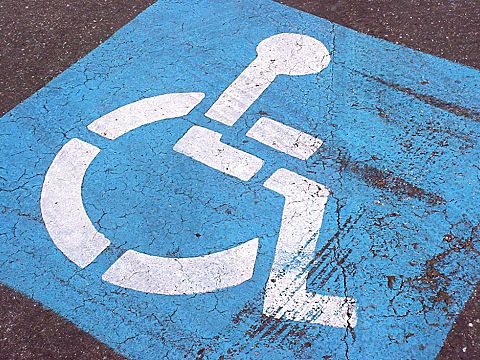 Denk trekt aan de bel over invalidenparkeerplaatsen