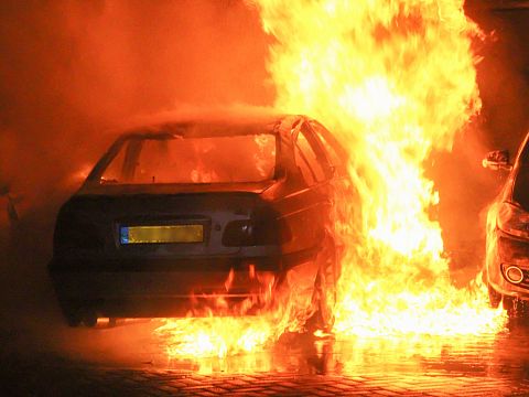 Auto's beschadigd bij brand op Bachplein