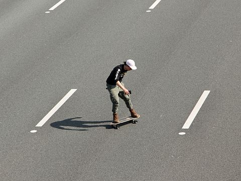 Skateboarder maakt ritje over lege A4